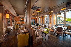 Queens Hotel and Nightclub