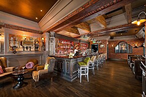 Queens Hotel and Nightclub