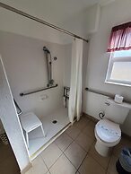 Bluebird Day Inn & Suites