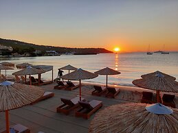 Kavos Bay Seafront Hotel