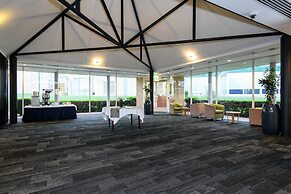 Lakeside Hotel and Conference Centre