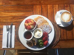 Bay Village Tropical Retreat & Apartments