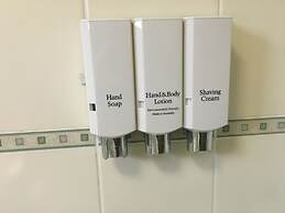 Bay Village Tropical Retreat & Apartments