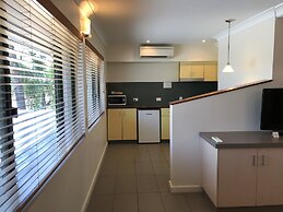 Bay Village Tropical Retreat & Apartments