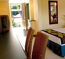 Bay Village Tropical Retreat & Apartments