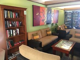 Bay Village Tropical Retreat & Apartments