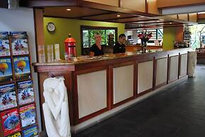 Bay Village Tropical Retreat & Apartments