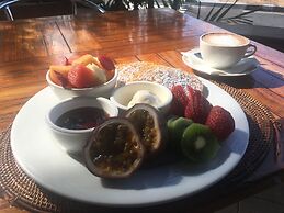 Bay Village Tropical Retreat & Apartments