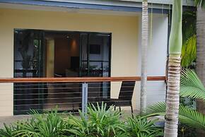 Bay Village Tropical Retreat & Apartments