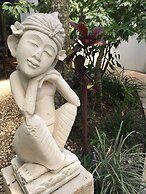 Bay Village Tropical Retreat & Apartments