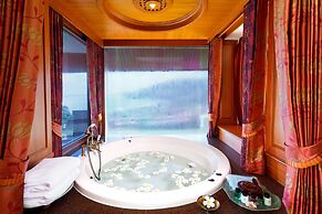 Diamond Cliff Resort & Spa, Patong Beach