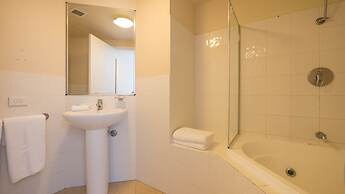 Broadbeach Savannah Hotel & Resort