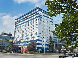 Coast Calgary Downtown Hotel & Suites by APA