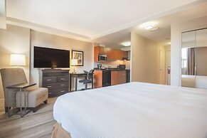 Coast Calgary Downtown Hotel & Suites by APA