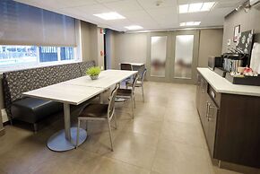 Coast Calgary Downtown Hotel & Suites by APA