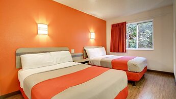 Motel 6 Springfield, IL