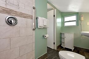 Shoreline Suites & Cabana Cottages