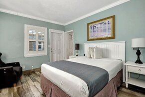 Shoreline Suites & Cabana Cottages