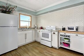 Shoreline Suites & Cabana Cottages