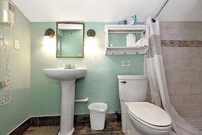 Shoreline Suites & Cabana Cottages