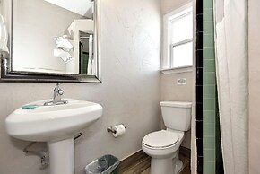 Shoreline Suites & Cabana Cottages