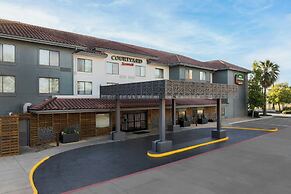 Courtyard by Marriott Houston Rice University