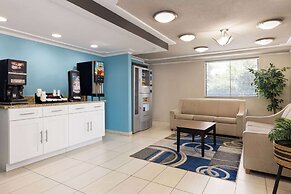 Days Inn & Suites by Wyndham Indianapolis Airport East