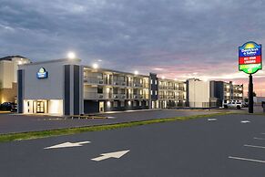 Days Inn & Suites by Wyndham Indianapolis Airport East