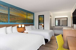Days Inn & Suites by Wyndham Indianapolis Airport East