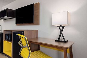 Days Inn & Suites by Wyndham Indianapolis Airport East