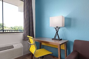 Days Inn & Suites by Wyndham Indianapolis Airport East