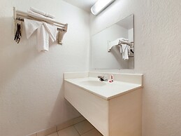 Days Inn & Suites by Wyndham Indianapolis Airport East