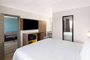 Days Inn & Suites by Wyndham Indianapolis Airport East