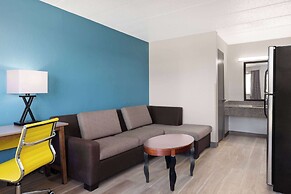 Days Inn & Suites by Wyndham Indianapolis Airport East