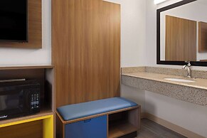 Days Inn & Suites by Wyndham Indianapolis Airport East