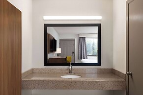 Days Inn & Suites by Wyndham Indianapolis Airport East