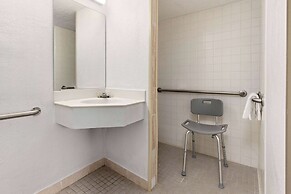 Days Inn & Suites by Wyndham Indianapolis Airport East