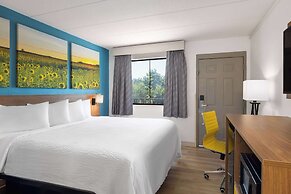 Days Inn & Suites by Wyndham Indianapolis Airport East