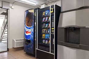 Days Inn & Suites by Wyndham Indianapolis Airport East