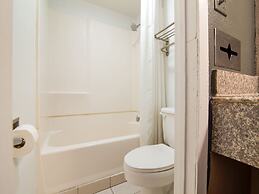 Days Inn & Suites by Wyndham Indianapolis Airport East