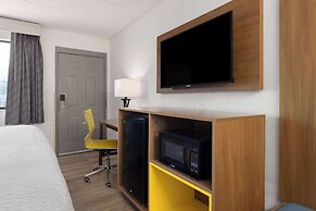 Days Inn & Suites by Wyndham Indianapolis Airport East