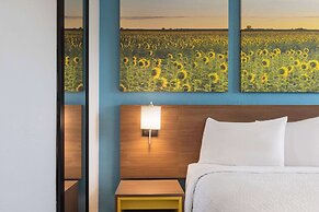 Days Inn & Suites by Wyndham Indianapolis Airport East