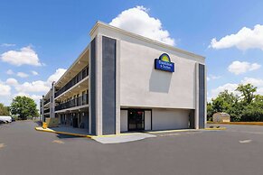 Days Inn & Suites by Wyndham Indianapolis Airport East