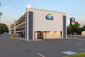 Days Inn & Suites by Wyndham Indianapolis Airport East