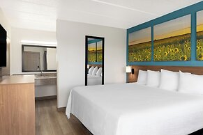 Days Inn & Suites by Wyndham Indianapolis Airport East