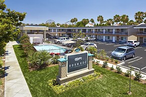 Eden Roc Inn & Suites
