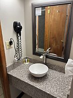 Days Inn by Wyndham West Branch Iowa City Area