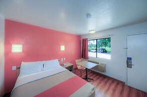 Motel 6 Bradenton, FL