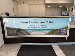 Motel 6 Bradenton, FL