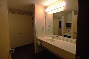 Shell Lake Lodge, a Travelodge by Wyndham